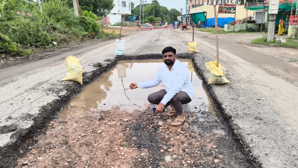 ఓబీ మట్టి రవాణాతో రూ.40 లక్షల రోడ్డు ధ్వంసంకేంద్ర విజిలెన్స్‌కు ఫిర్యాదు చేస్తాం: మొలుమూరి శ్రీనివాస్,