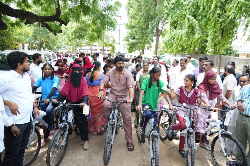 అశోక్‌నగర్‌ ప్రభుత్వ పాఠశాల విద్యార్థులకు సైకిళ్ల పంపిణీఎన్‌టీపీసీ రామగుండం సీఎస్‌ఆర్‌ సౌజన్యంతో 500 సైకిళ్ల పంపిణీ