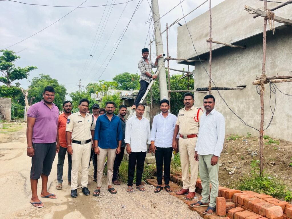 దేవాపూర్ పోలీస్ స్టేషన్* పరిరది లోని లంబడితాండ-D గ్రామంలో .నేను సైతం లో భాగంగా నాలుగు సీసీ కెమెరాలు ఏర్పాటు