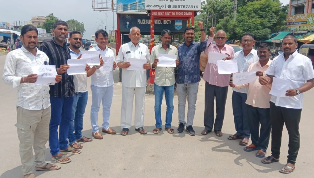 జనగణనలో ఓబీసీ కాలం చేర్చాలి..జనగణన ప్రతుల దహనం.. బీసీ సంఘాల నిరసన.