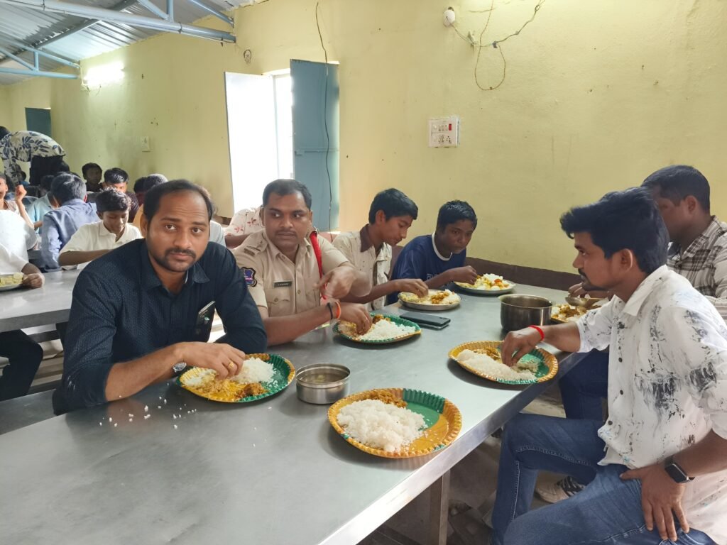 గిరిజన ఆశ్రమ పాఠశాలను తనిఖీ చేసిన డీటీడీఓ మరియు ఎస్‌ఐ.