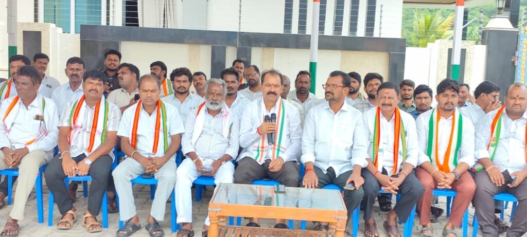 పుట్టా మధూ.. నోరు అదుపులో పెట్టుకోశ్రీధర్‌బాబుపై అనుచిత వ్యాఖ్యలు చేస్తే ప్రజలే తగిన సమాధానం చెబుతారు: తొట్ల తిరుపతి యాదవ్