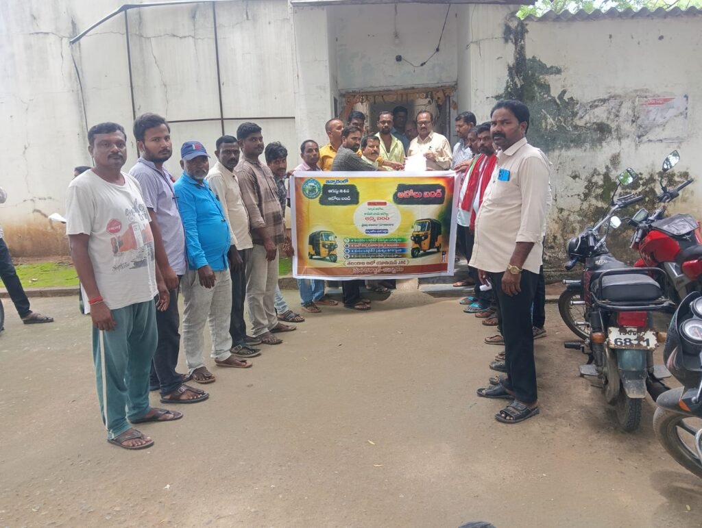 ఆటో డ్రైవర్ల సమస్యలు పరిష్కరించుటకై జన్నారం మండల తాసిల్దార్ కు వినతిపత్రం ఇచ్చిన ఆటో డ్రైవర్లు