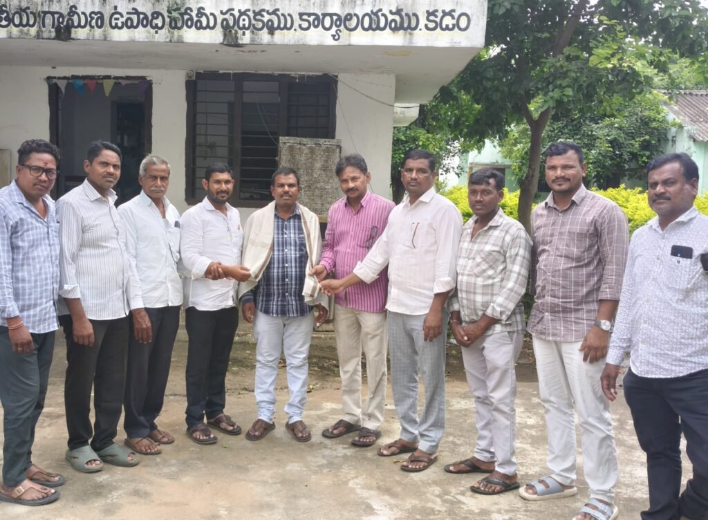 ఉత్తమ ఏపీఓ జయదేవ్‌కు కాంగ్రెస్ పార్టీ ఆధ్వర్యంలో ఘన సన్మానం.