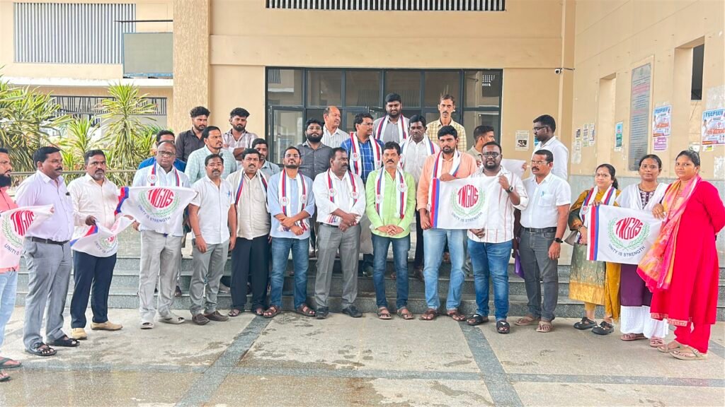 ఉద్యోగుల ఐక్యతకు ప్రతీకగా నూతన జెండా, కండువాల ఆవిష్కరణ..ఘనంగా నిర్వహించిన మంచిర్యాల జిల్లా టీఎన్జీవో నాయకులు.జిల్లా అధ్యక్షుడు గడియారం శ్రీహరి.