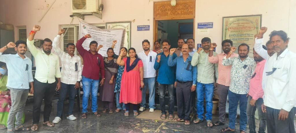 డిమాండ్లు పరిష్కరించాలి.. నల్ల బ్యాడ్జీలతో ఉద్యోగుల నిరసన..