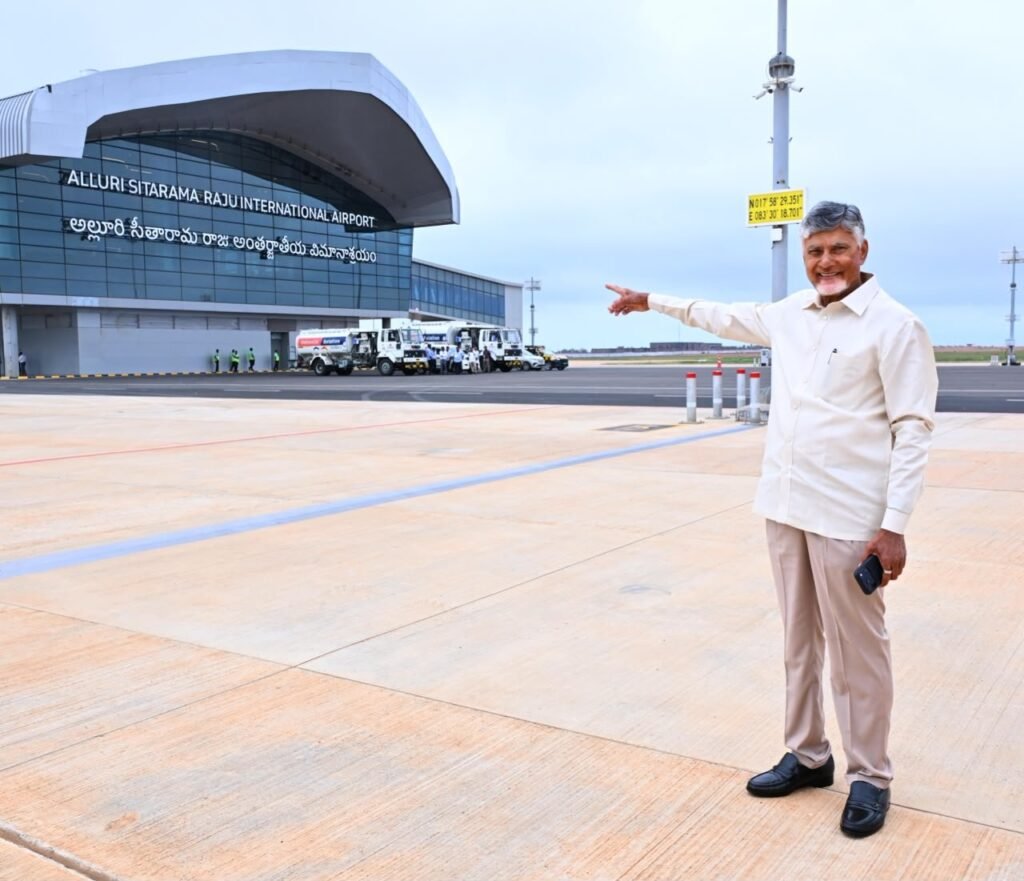 ఎయిర్ పోర్టులో వీడియో వాల్ ను పరిశీలించిన ప్రధాని మోడీ