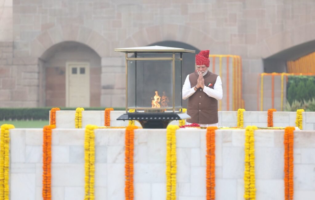 వరుసగా 13వ సారి జెండా ఎగరేసిన  మోడీ