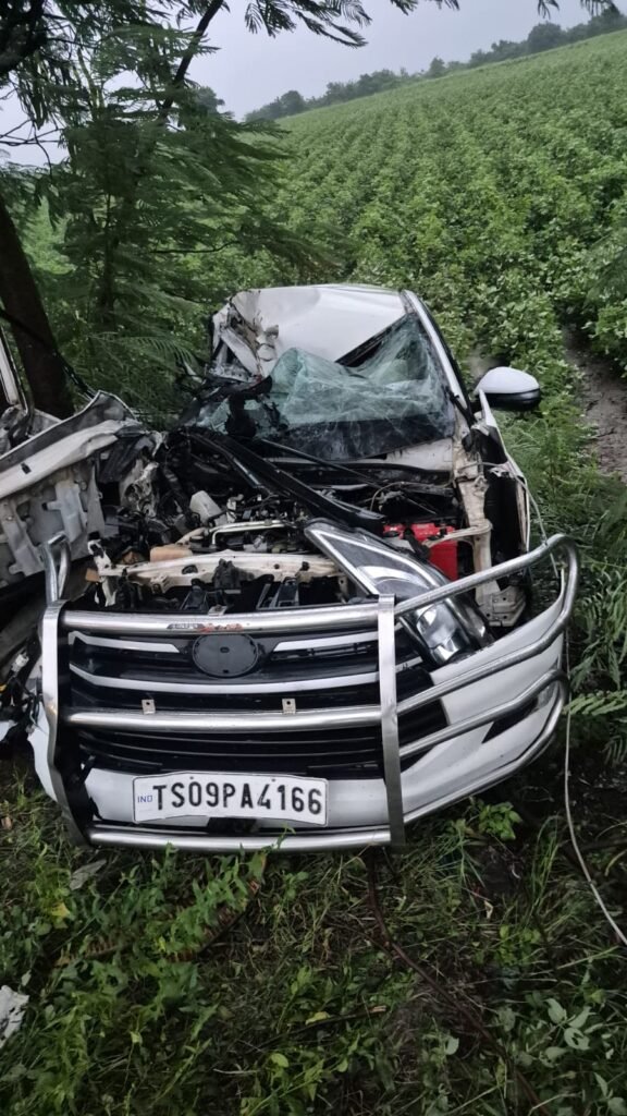 ఖమ్మం జిల్లాలో పోలీస్ వాహనాన్ని ఢీకొట్టిన లారీ పోలీస్ వాహనం ధ్వంసం.. ఎస్ఐతో పాటు డ్రైవర్కు తీవ్ర గాయాలు