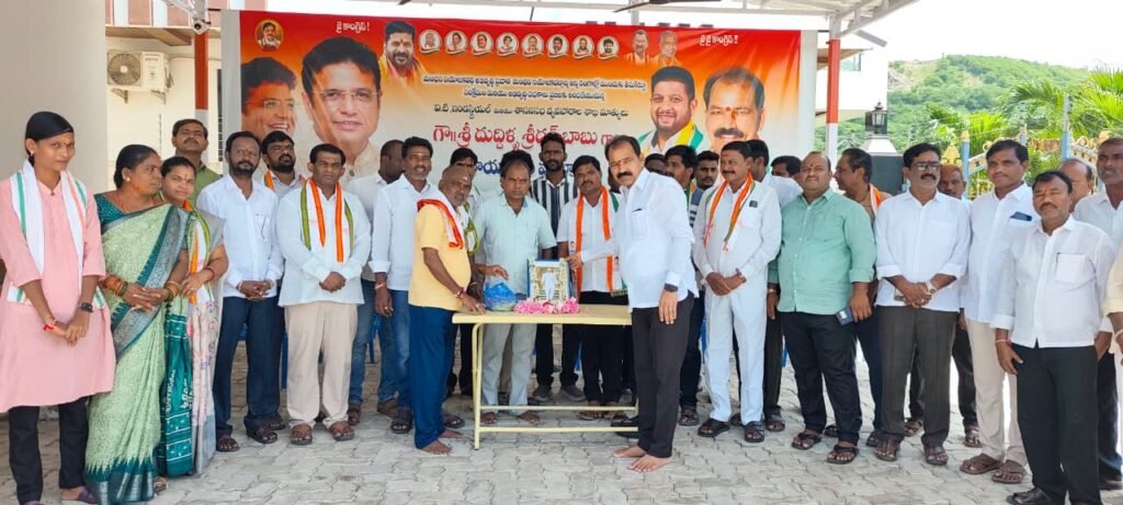 మహానేత వైఎస్సార్‌కు ఘన నివాళి.. ప్రతి గుండెలో ఆయనో దేవుడు!*  – *రామగిరిలో ఘనంగా డా. వై.ఎస్. రాజశేఖరరెడ్డి 17వ వర్ధంతి వేడుకలు*  – *ఆరోగ్యశ్రీ, 108 సేవల ద్వారా వైఎస్సార్ చిరంజీవిగా మిగిలారు*  – *సిరిసిల్ల పాదయాత్రలో ఆయనతో నడవడం నా అదృష్టం: తొట్ల తిరుపతి యాదవ్* – *మంత్రి శ్రీధర్ బాబు నాయకత్వాన్ని మరింత బలోపేతం చేద్దాం*