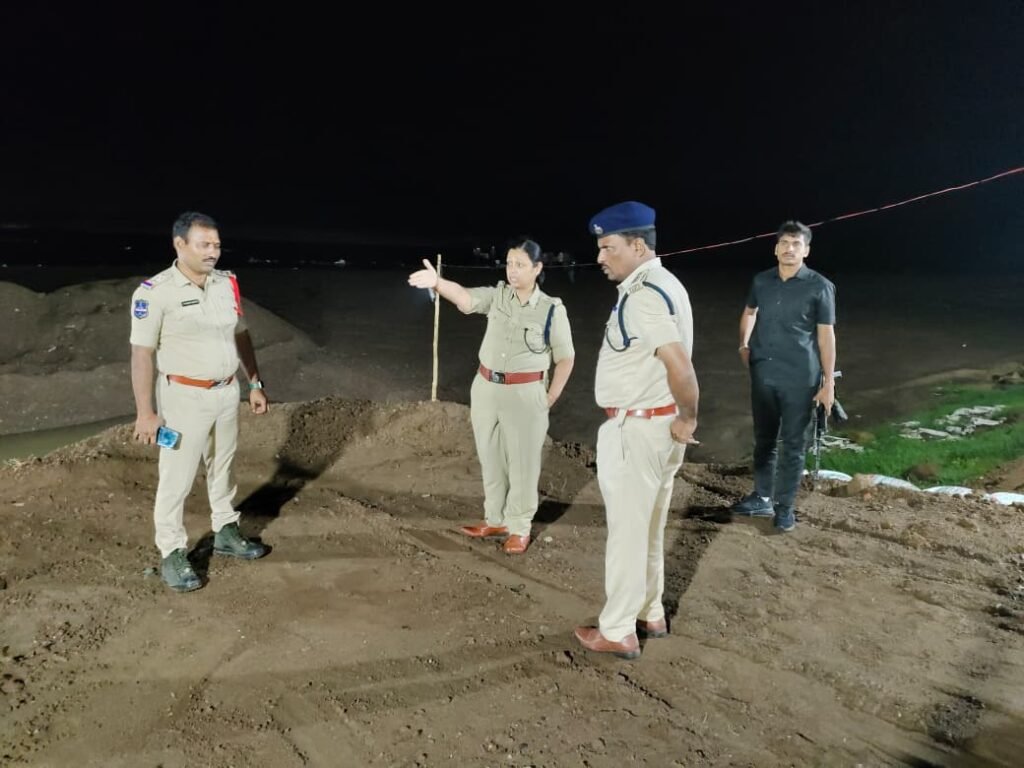 వర్షంలోనూ వినాయక నిమజ్జన ఏర్పాట్లను పర్యవేక్షించిన జిల్లా ఎస్పీ నితికా పంత్, ప్రశాంతంగా కొనసాగుతున్న గణేష్ నిమజ్జన కార్యక్రమం