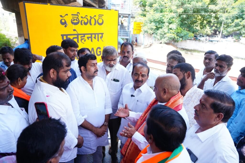 ఫతేనగర్ రైల్వే స్టేషన్‌  పరిశీలించిన  ఎంపీ ఈటల కూకట్‌పల్లి పరిధిలోని ఫతేనగర్ రైల్వే స్టేషన్‌ను మల్కాజిగిరి పార్లమెంట్ సభ్యులు  ఈటల రాజేందర్ సందర్శించారు. ఈ సందర్భంగా స్టేషన్‌లో నూతనంగా నిర్మించిన మెట్లను పరిశీలించిన ఆయన, స్థానిక ప్రజలు ఎదుర్కొంటున్న పలు సమస్యలను అడిగి తెలుసుకున్నారు.  కొద్దికాలం క్రితం ఇక్కడ ఉన్న రైల్వే స్టేషన్ మెట్లు కూలిపోవడంతో ప్రయాణికులు తీవ్ర ఇబ్బందులు పడ్డారు. స్పందించిన ఎంపీ ఈటల రాజేందర్ తన చొరవతో హుటాహుటిన నూతన మెట్ల నిర్మాణాన్ని పూర్తి చేయించారు. ఈ నేపథ్యంలో స్థానికులు ఆయనకు ప్రత్యేక కృతజ్ఞతలు తెలిపారు.   ప్రధాన సమస్యలు మరియు స్థానికుల విజ్ఞప్తులు: