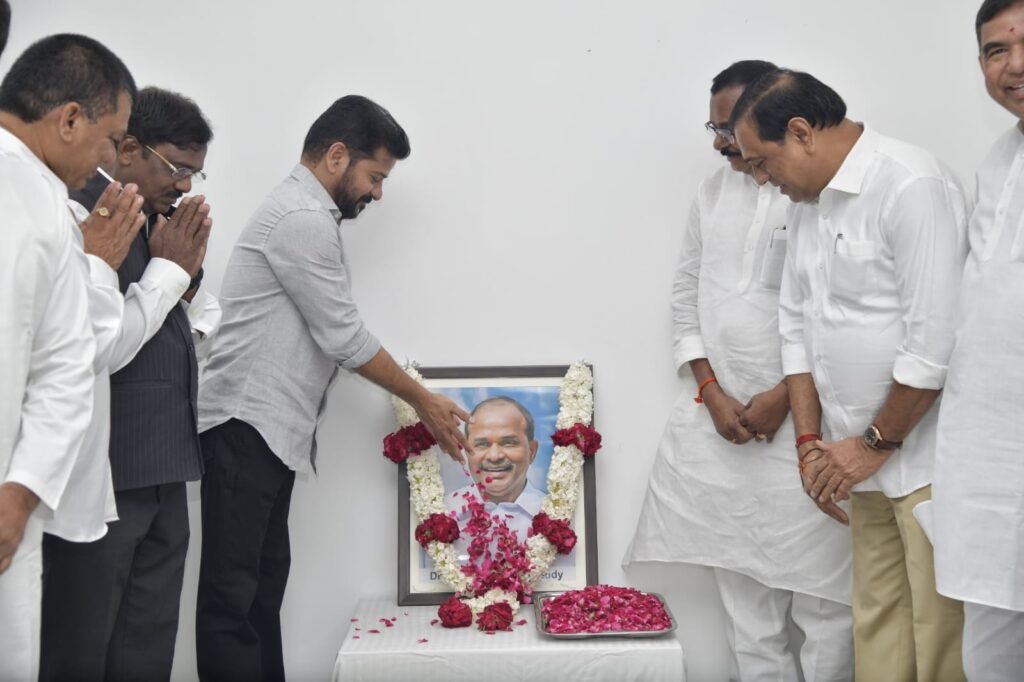 దివంగత రాజశేఖర్ రెడ్డికి నివాళుల్పించిన సీఎం రేవంత్ రెడ్డి హైదరాబాద్