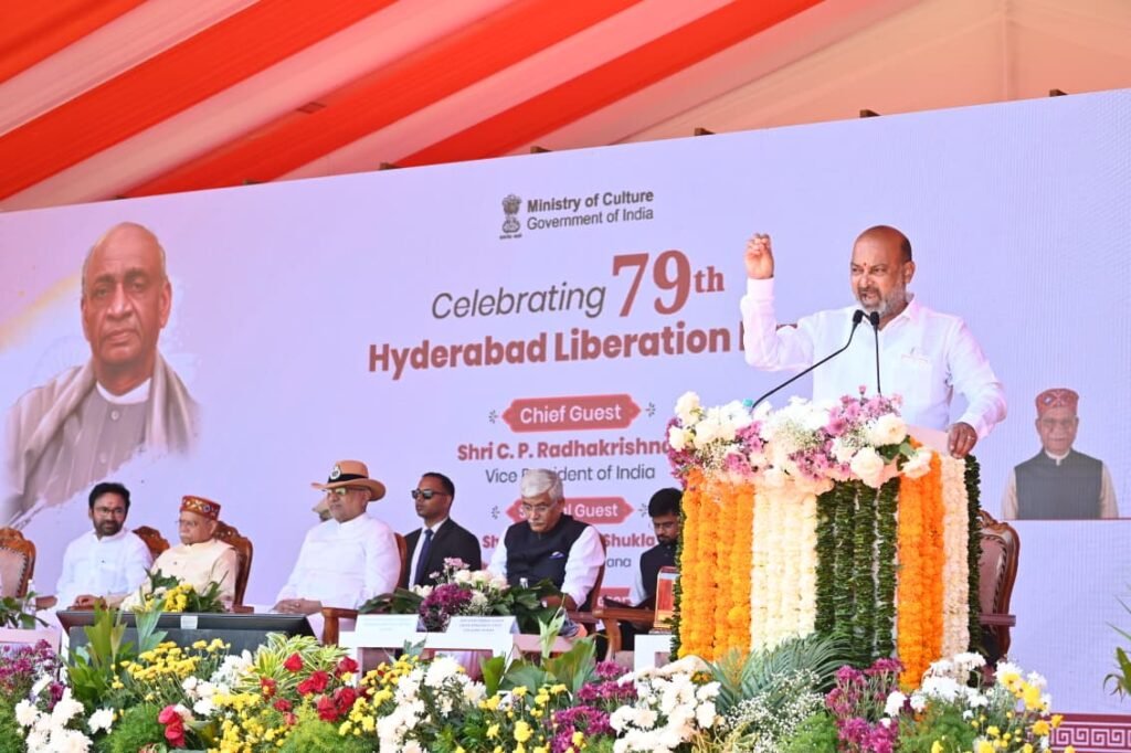 ముఖ్యమంత్రి రేవంత్ రెడ్డి, బీఆర్ఎస్ పై నిప్పులు చెరిగిన  కేంద్ర మంత్రి బండి సంజయ్ కుమార్