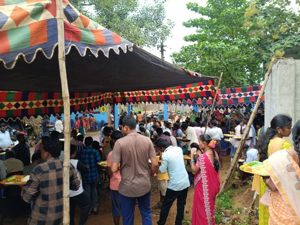 ఇందుకూరులో ఘనంగా శ్రీకృష్ణుడి అన్నసంతర్పణ
