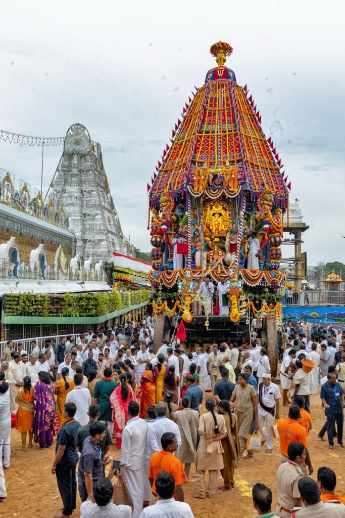 వైభవంగా శ్రీవారి రథోత్సవం   భక్తిశ్రద్ధలతో రథాన్ని లాగిన భక్తులు   గోవిందనామస్మరణతో మారుమోగిన తిరుమాడ వీధులు
