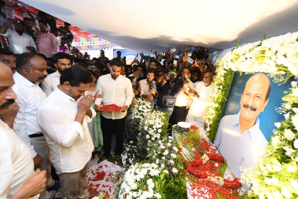 వైయస్‌ జగన్‌ ఒంగోలు పర్యటన   వైఎస్సార్‌సీపీ ప్రచార విభాగం రాష్ట్ర అధ్యక్షుడు, మాజీ లిడ్‌క్యాప్‌ ఛైర్మన్‌ కాకుమాను రాజశేఖర్‌ కుటుంబాన్ని పరామర్శించిన వైయస్‌ జగన్‌  కుటుంబానికి అన్ని విధాలా అండగా ఉంటామని భరోసాఒంగోలు