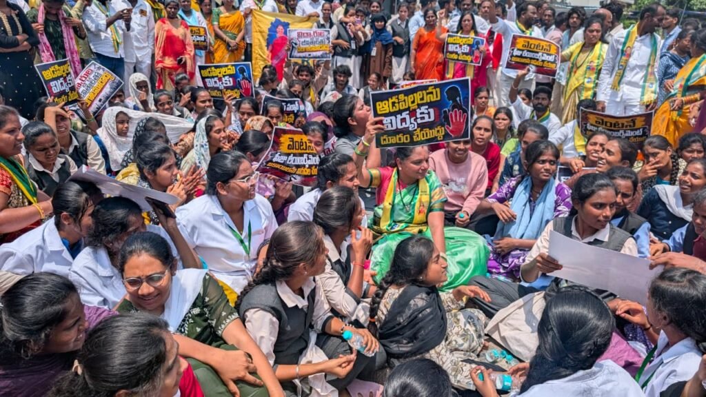 ఫీ రీయింబర్స్మెంట్ బకాయిలు చెల్లించాలని టీఆర్ఎస్ కవిత ర్యాలీ