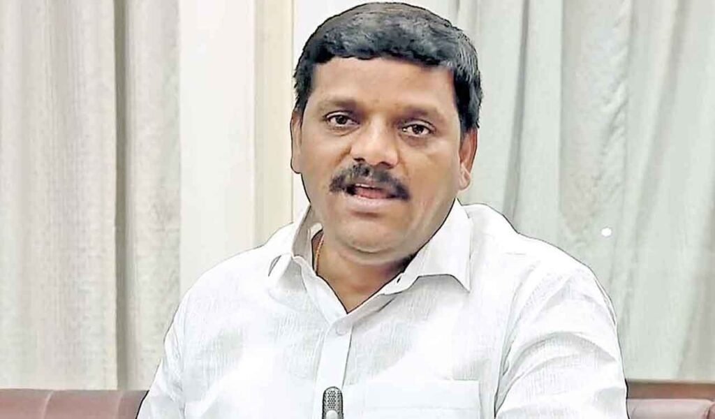 ఎమ్మెల్సీ టికెట్లపై తీన్మార్ మల్లన్న ఫైర్.. జానారెడ్డి కుట్ర అంటూ సంచలన ఆరోపణ  రెండు గ్రాడ్యుయేట్ ఎమ్మెల్సీ స్థానాలకు అభ్యర్థులను ప్రకటించిన కాంగ్రెస్ రెండు స్థానాలు రెడ్లకే ఇచ్చారని తీన్మార్ మల్లన్న విమర్శ  రాష్ట్రంలో బీసీ వాదం లేదని నిరూపించే ప్రయత్నం జరుగుతోందని మండిపాటు