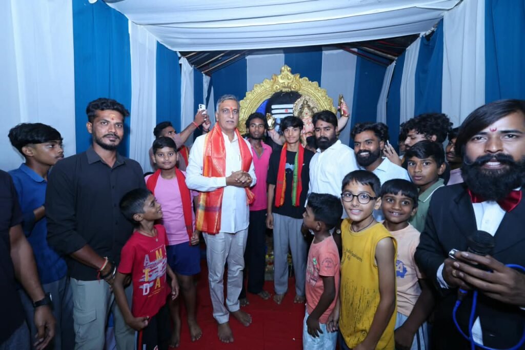 60 గణేష్ మండపాల విఘ్నేశ్వరున్ని దర్శించు కున్నమాజీ మంత్రి, ఎమ్మెల్యే  హరీశ్ రావు