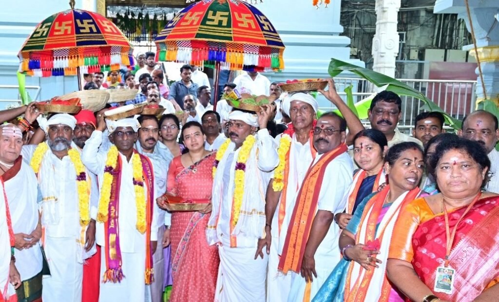 కాణిపాకం శ్రీ వరసిద్ధి వినాయకస్వామికి దేవస్థానం తరుపున పట్టువస్త్రాల సమర్పణ