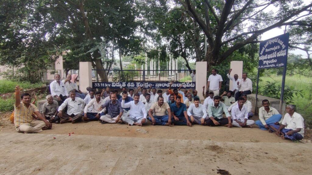 రైతులకు 24 గంటల నాణ్యమైన విద్యుత్ అందించాలి: నారాయణరావుపేట సబ్‌స్టేషన్ ఎదుట రైతుల ధర్నా