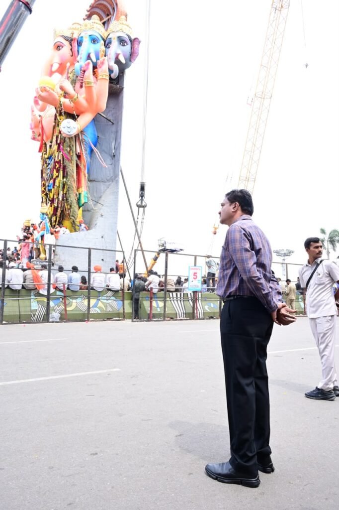 గణేష్ నిమజ్జనాన్ని పరిశీలించిన హైడ్రా కమిషనర్ హైదరాబాద్
