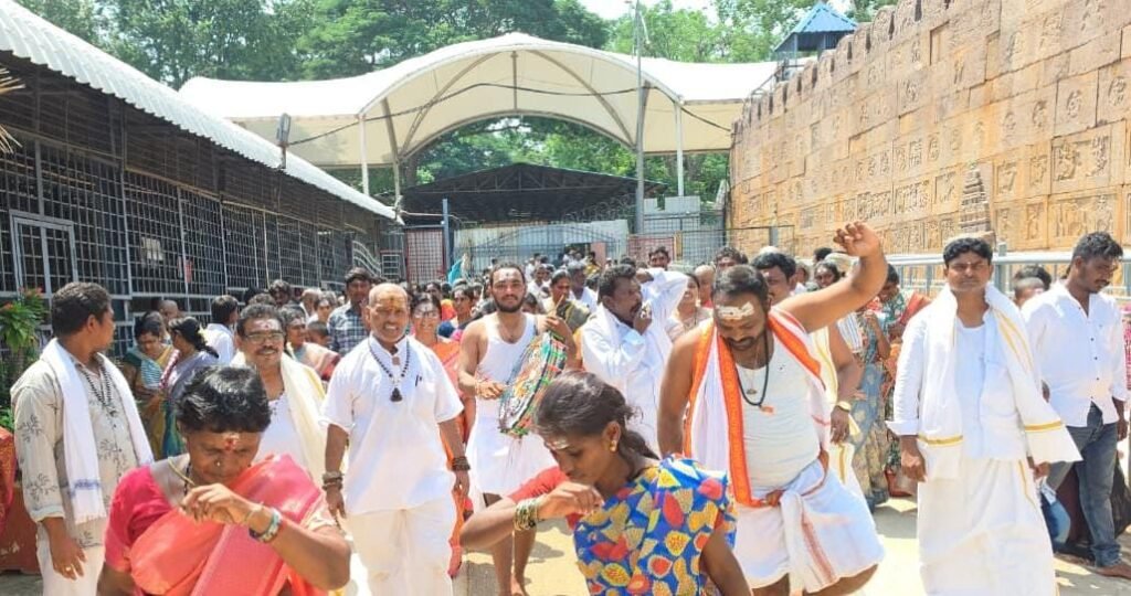 శ్రీశైల… దేవస్థానంలో చెంచుగిరిజనులకు ఉచిత స్పర్శదర్శనం