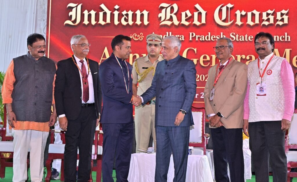 జిల్లా కలెక్టర్లకు రెడ్ క్రాస్ అవార్డులను అందజేసిన గవర్నర్ అబ్దుల్ నజీర్