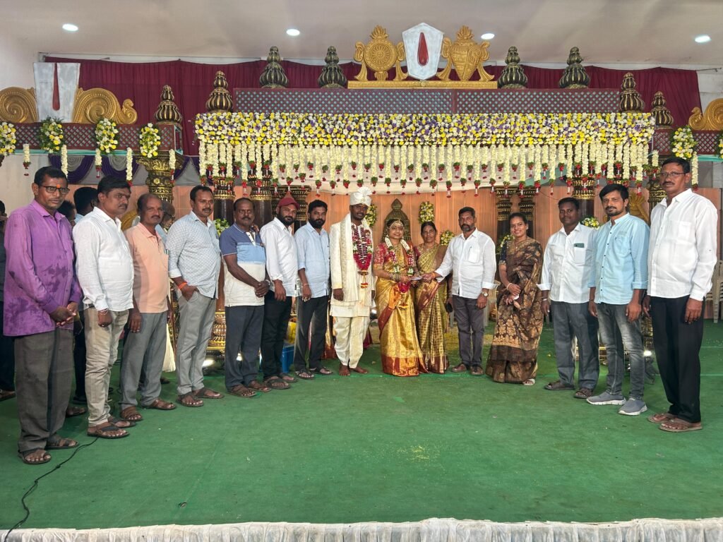 ఆడబిడ్డ వివాహానికి ఆర్థిక కానుక అందజేసిన గంగాధర సర్పంచ్ పడాల భాగ్యలక్ష్మి రాజన్న