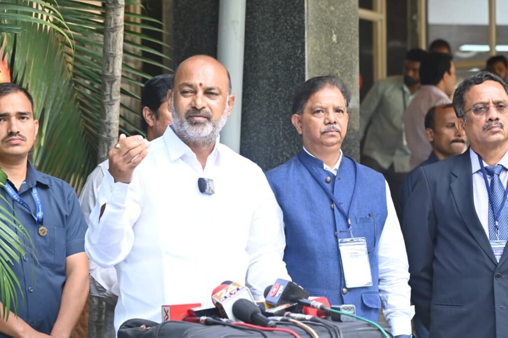 రేవంత్ రెడ్డి, కేటీఆర్ ప్రాణ, ధన, దాన దోస్తులు   ఏఐసీసీకి కప్పం కట్టేందుకే భూదోపిడీపై బీఆర్ఎస్ తో బేరసారాలు షురూ అయ్యాయి    కేంద్ర మంత్రి బండి సంజయ్ కుమార్
