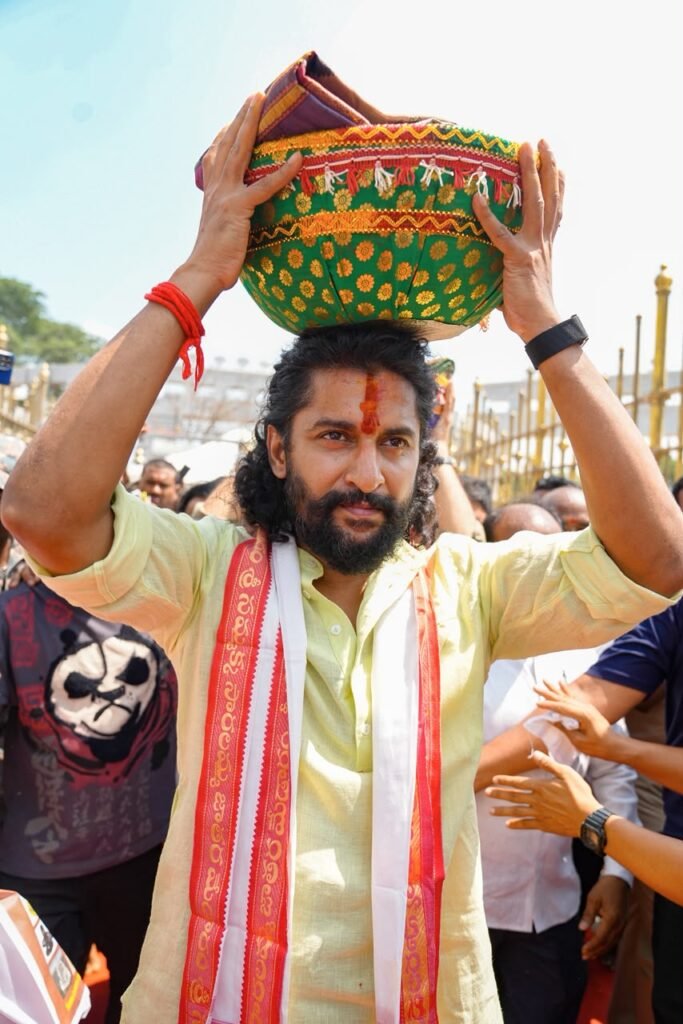 మేడారం సమ్మక్క-సారలమ్మలను దర్శించుకున్న ‘ది ప్యారడైజ్’ టీం