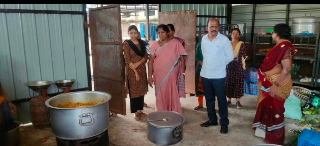 గిరిజన సంక్షేమ గురుకుల పాఠశాల, కళాశాలల్లో డీడీ జాదవ్ అంబాజీ ఆకస్మిక తనిఖీ