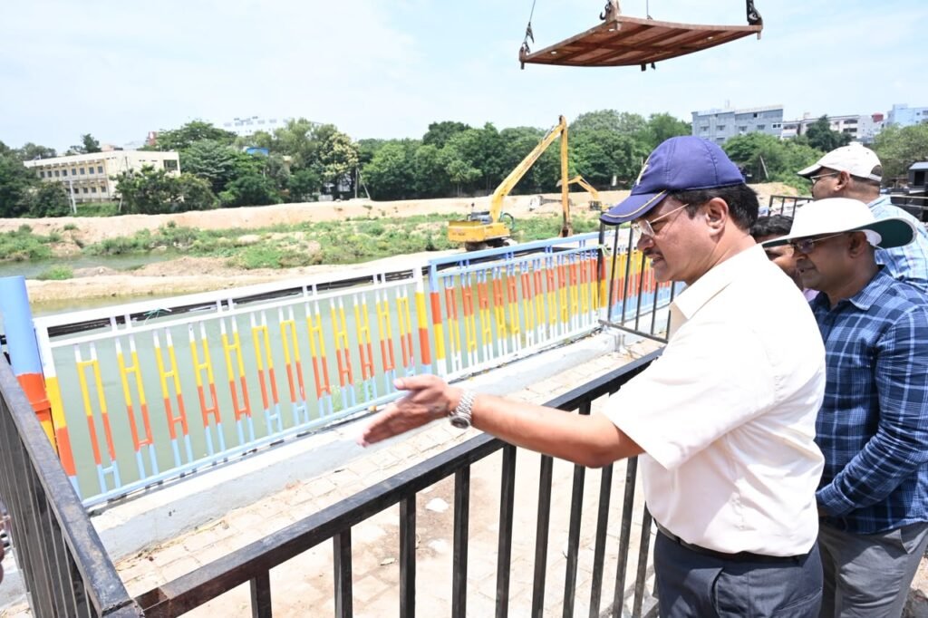 ఐడీఎల్ చెరువును ప‌రిశీలించిన హైడ్రా క‌మిష‌న‌ర్‌  ఆంజ‌నేయ‌న‌గ‌ర్ ర‌హ‌దారిలో అడ్డంకుల‌పై ఆరా  గ‌ణేష్ నిమ‌జ్జ‌న ఏర్పాట్లను వివ‌రించిన అధికారులు