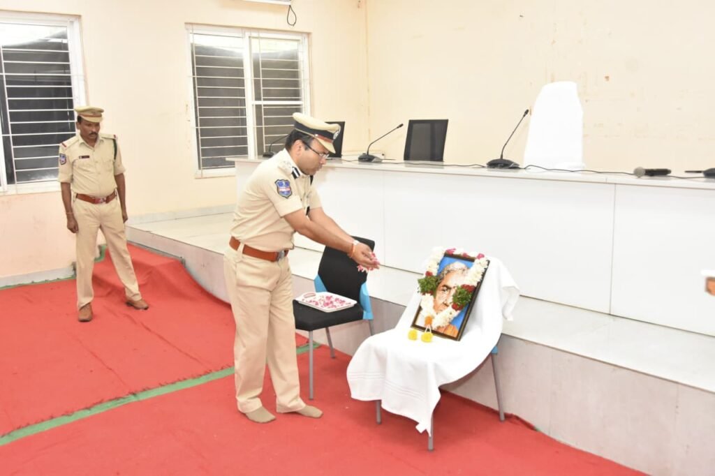 రామగుండం పోలీస్ కమిషనరేట్‌లో ఘనంగా చాకలి ఐలమ్మ జయంతి వేడుకలు   మహిళా చైతన్యానికి, ఆత్మగౌరవానికి చాకలి ఐలమ్మ ఒక ప్రతీక:  సీపీ అంబర్ కిషోర్ ఝా