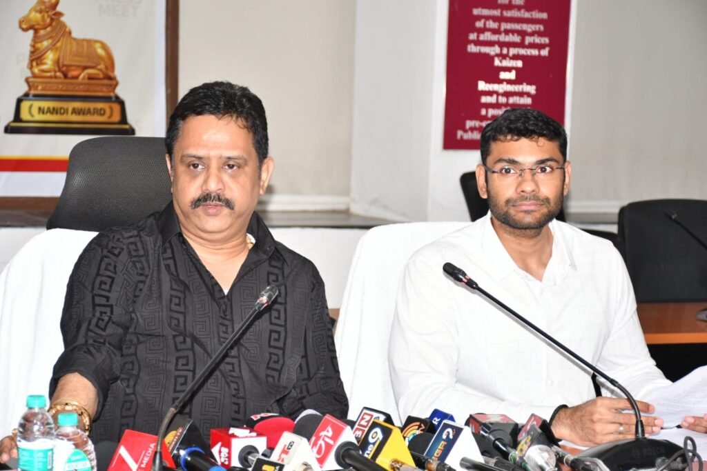 నంది అవార్డులపై ఎఫ్‌డీసీ చైర్మన్ పి. భరత్ భూషణ్ కీలక ప్రకటన *కళాకారులు, సాంకేతిక నిపుణుల ప్రతిభకు నంది అవార్డులు* *తెలుగు సినీ, టీవీ రంగానికి నంది అవార్డుల పునరుద్ధరణ* *డిసెంబర్‌లోగా నంది అవార్డుల ప్రదానం* *సినీ, టెలివిజన్ రంగానికి గౌరవం.. నంది అవార్డుల ప్రకటన* *నంది అవార్డులపై ఎఫ్‌డీసీ చైర్మన్ పి. భరత్ భూషణ్ కీలక ప్రకటన*