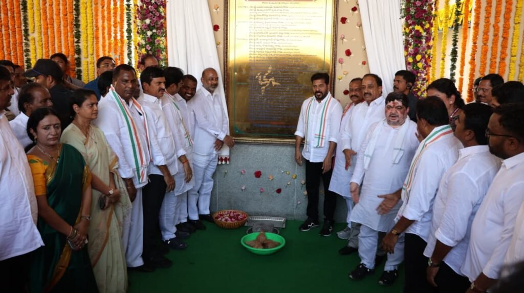కలెక్టరేట్ భవనం పేదవాడికి ఒక నమ్మకం కల్పించాలి ముఖ్యమంత్రికైనా, ప్రధానమంత్రికైనా మంచి పేరు రావాలంటే ఉద్యోగుల సహకారంతోనే సీఎం రేవంత్ రెడ్డి