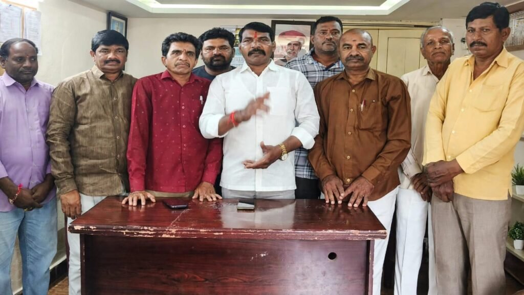 బీసీ మహిళా మంత్రిని పదవి నుంచి తొలగించడం తీవ్రంగా ఖండిస్తున్నాంకాంగ్రెస్‌లో బీసీలకు ఒక న్యాయం.. రెడ్లకు మరో న్యాయమా? బీసీలను అణగదొక్కే రాజకీయ కుట్రలను సహించం:నరెడ్ల శ్రీనివాస్.
