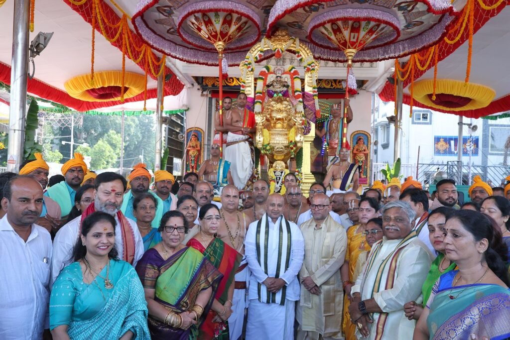 భక్తులతో ముచ్చటించిన టీటీడీ ఈవో  ముద్దాడ రవిచంద్ర   భక్తులకు అందుతున్న సౌకర్యాలపై ఆరా