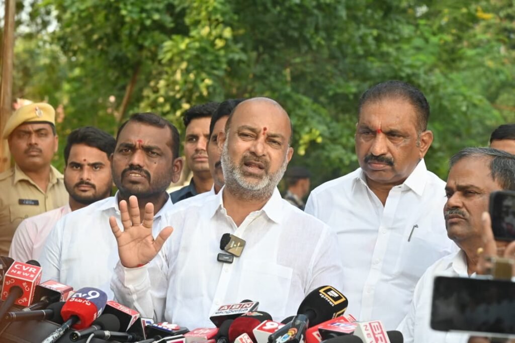 దేశాన్ని కాంగ్రెస్ పార్టీ చీలుస్తోంది ముఖ్యమంత్రి బాధ్యతాయుతంగా మాట్లాడాలి కేంద్రమంత్రి బండి సంజయ్