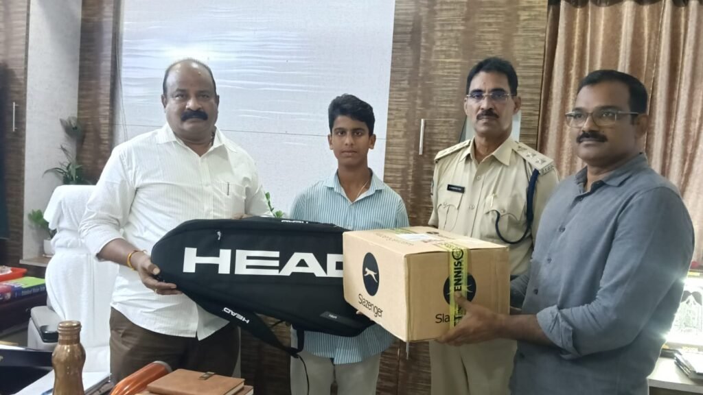 టెన్నిస్‌లో ప్రతిభ కనబరుస్తున్న యువ క్రీడాకారుడికి క్రీడా సామగ్రి అందజేత   టెన్నిస్ రాకెట్, బ్యాగ్, బాల్స్ అందజేసిన స్పెషల్ బ్రాంచ్ డీఎస్పీ అలహరి శ్రీనివాస్
