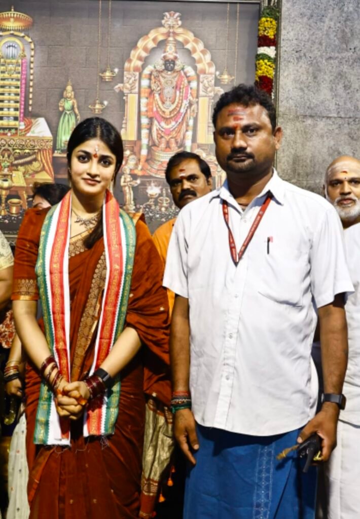 వాయు లింగేశ్వరుని సేవలో సినీ నటి డింపుల్ హయతి