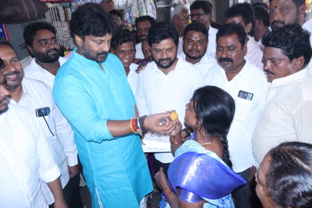 1000 రోజుల ప్రజా పాలన సందర్భంగా ప్రయాణికులకు మిఠాయిల పంపిణీ    రామగుండం నియోజకవర్గం శాసనసభ్యులు  ఎం ఎస్ రాజ్ ఠాకూర్