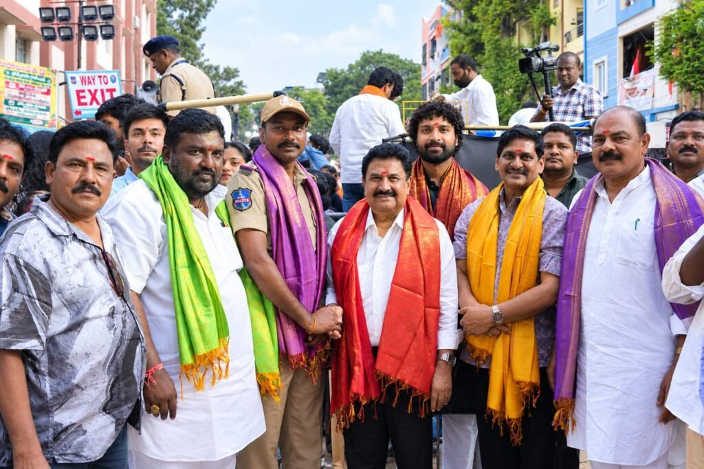 ఖైరతాబాద్‌ గణపతికి పూజలు చేసిన వేదవ్యాస్‌ సినిమా టీమ్‌