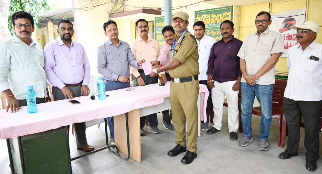 బాధ్యతాయుతంగా విధులు నిర్వహించాలి ఆర్జీ త్రీ జియం  ప్రైవేట్ సెక్యూరిటీ సిబ్బందికి ఐడెంటిటీ కార్డులు, హాస్పిటల్ బుక్స్ అందజేత
