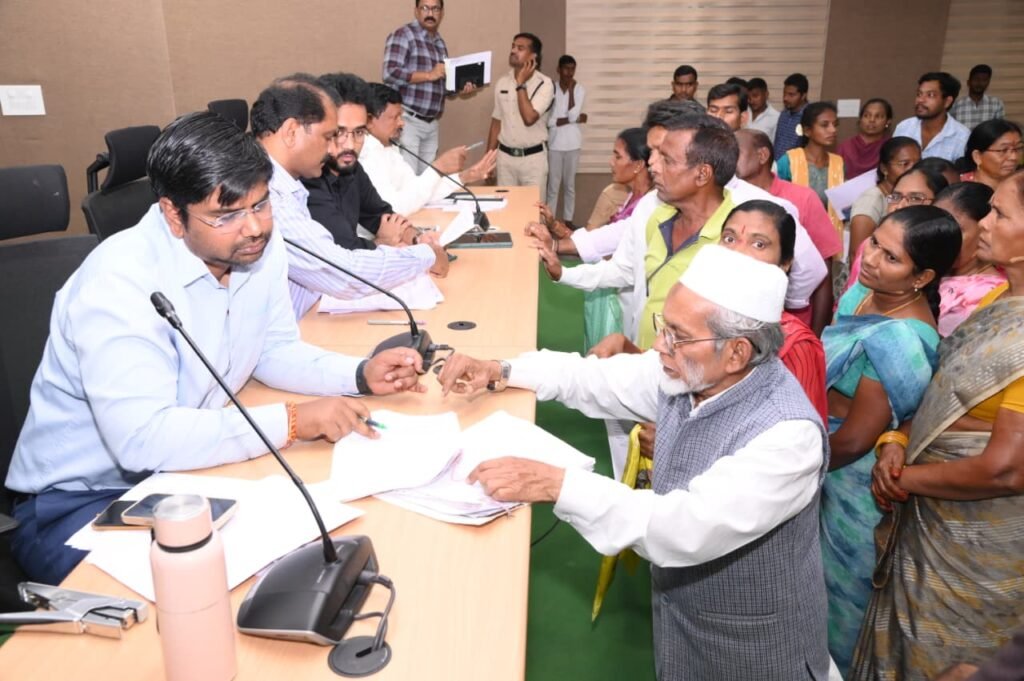 ప్రజావాణి దరఖాస్తులను క్షేత్రస్థాయిలో పరిశీలించి త్వరగా పరిష్కరించాలి   జిల్లా కలెక్టర్ కుమార్ దీపక్