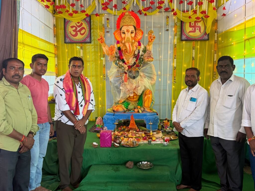 వివిధ వార్డుల్లో బొజ్జ గణపయ్య పూజలు.