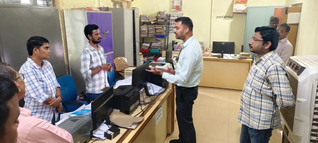 తహశీల్దార్ కార్యాలయంలో సబ్ కలెక్టర్ ఆకస్మిక తనిఖీ   ప్రజా సమస్యల పరిష్కారంలో జాప్యం వద్దు మణుగూరు తహశీల్దార్ కార్యాలయం  సిబ్బందికి సబ్ కలెక్టర్ మృణాల్ శ్రేష్ఠ సూచనలు
