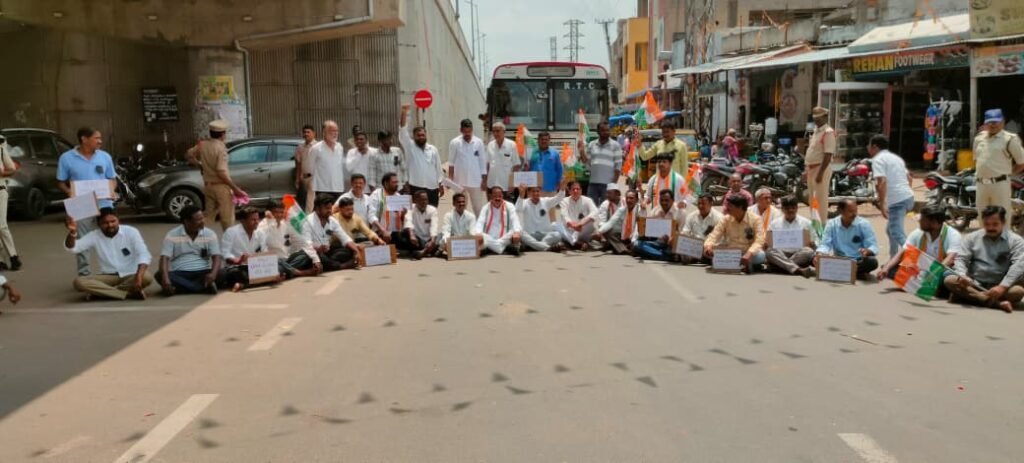 తాతా మధు వ్యాఖ్యలను ఖండిస్తూ తాండూర్‌లో కాంగ్రెస్ భారీ ధర్నా.