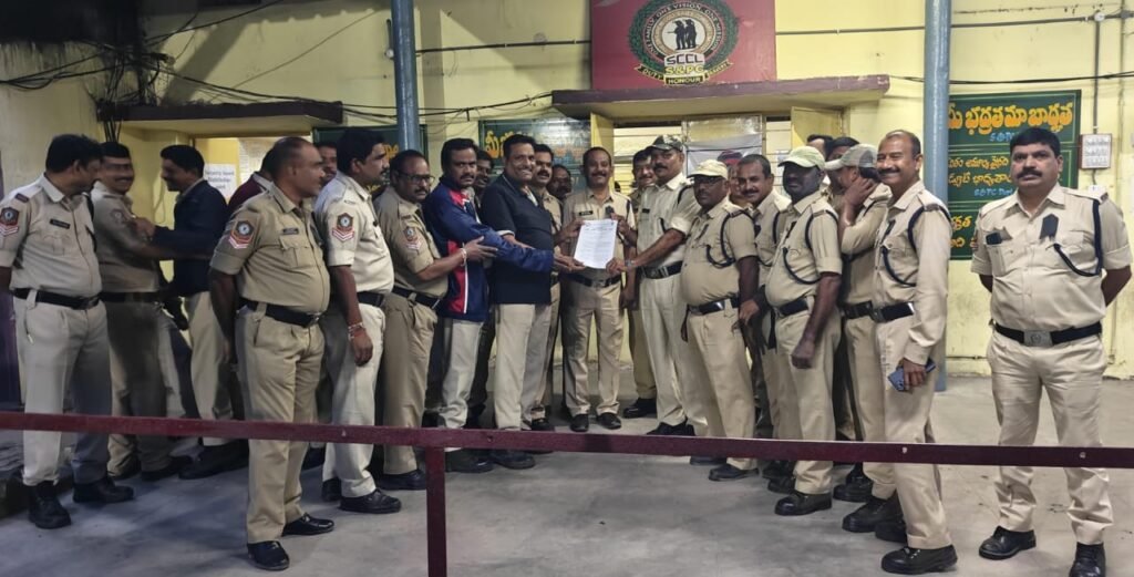 ప్రతి నెల మూడు మెడికల్ బోర్డులు నిర్వహించాలిదరఖాస్తుదారులందరినీ మెడికల్ ఇన్‌వ్యాలిడేట్ చేయాలినల్ల బ్యాడ్జీలతో టిబిజికెఎస్ కార్మికుల నిరసన.